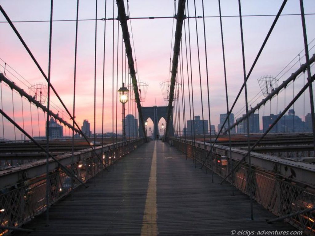 Brooklyn Bridge bei Sonnenaufgang