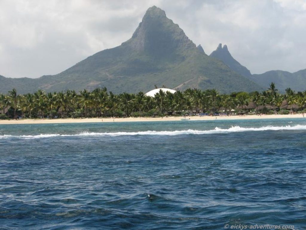 La Pirogue vom Meer betrachtet mit dem Piton de la Petite Rivière Noire im Hintergrund