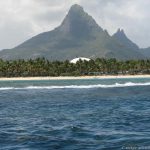 La Pirogue vom Meer betrachtet mit dem Piton de la Petite Rivière Noire im Hintergrund