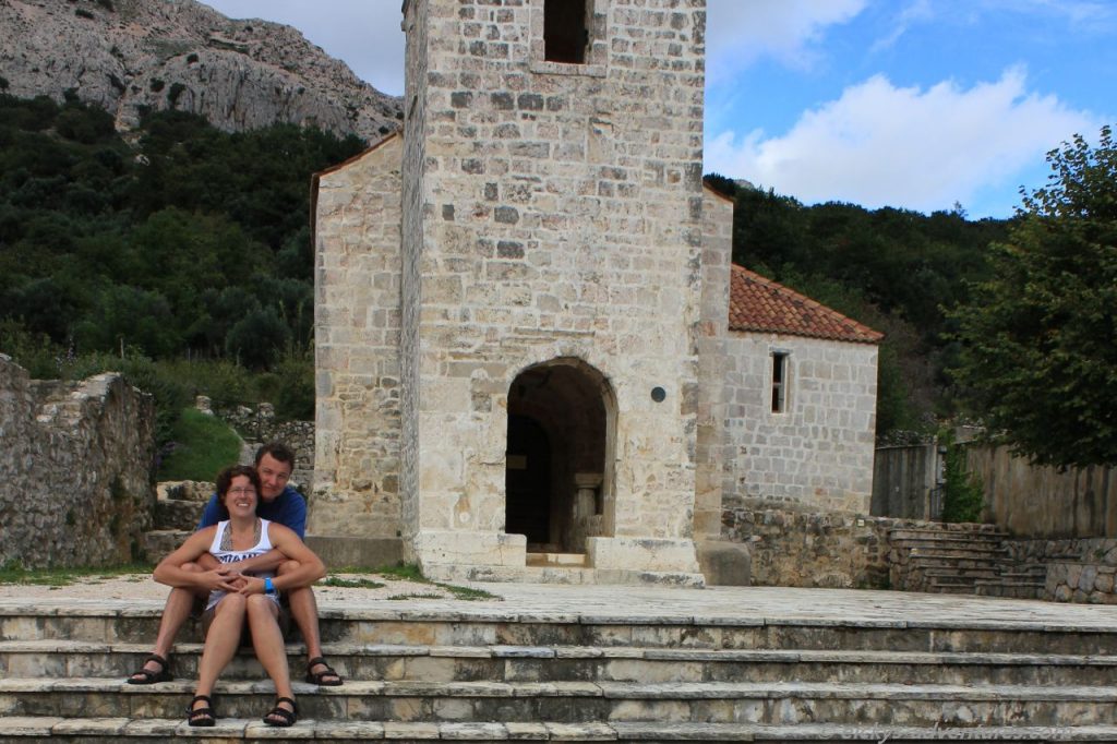 Frank und Sandra vor der Kirche in Baska