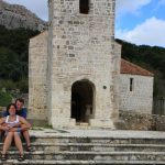 Frank und Sandra vor der Kirche in Baska