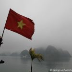 Ha Long Bucht: wolkenverhangen