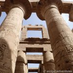 Meterhohe Säulen im Karnak-Tempel