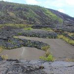 Chain of Craters Road: Etwas Alte Straße, die nicht vom Lava Flow erfasst wurde gibt es am Alanui Kaiko Lookout zu sehen.