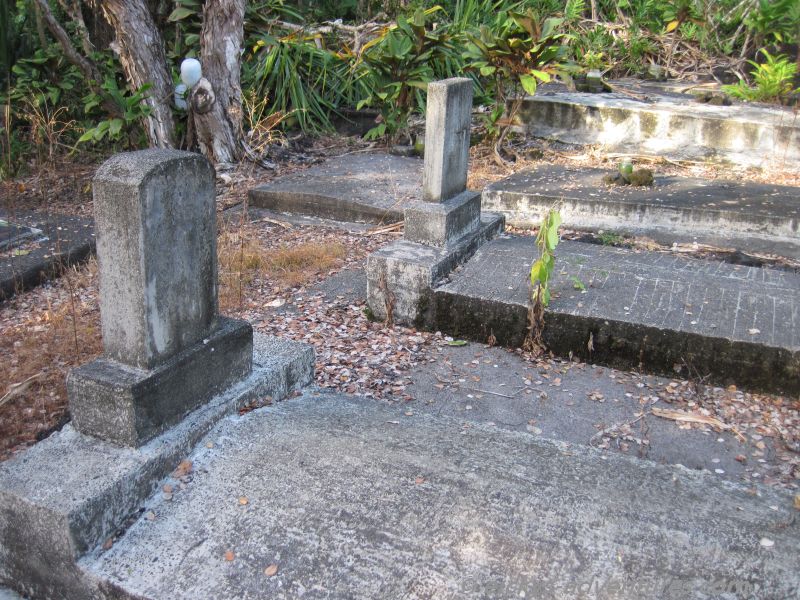 Ein Friedhof am Wegesrand, mit älteren und neuerene Gräbern Ein Friedhof am Wegesrand, mit älteren und neuerene Gräbern