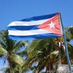 cubanische Flagge am Strand von Playa Ancon