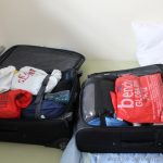ein großer und ein kleiner Koffer gehen auf Reisen