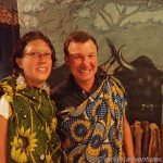 eingekleidet in afrikanischen Tüchern