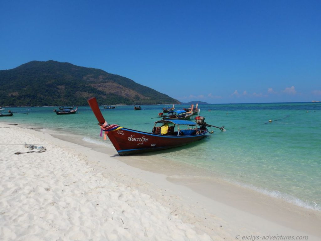 typisches Longtail Boot am Sunrise Beach auf Koh Lipe