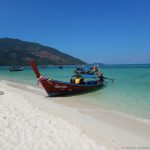 typisches Longtail Boot am Sunrise Beach auf Koh Lipe
