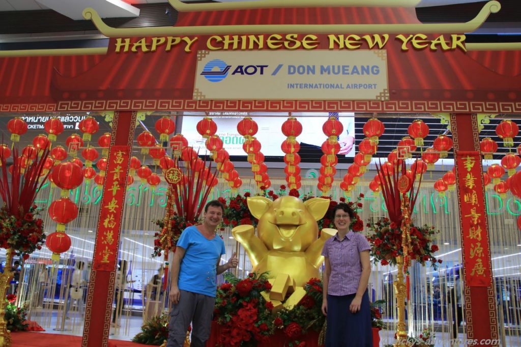 Deko zum chinesischen Neujahrsfest am Flughafen Don Mueang