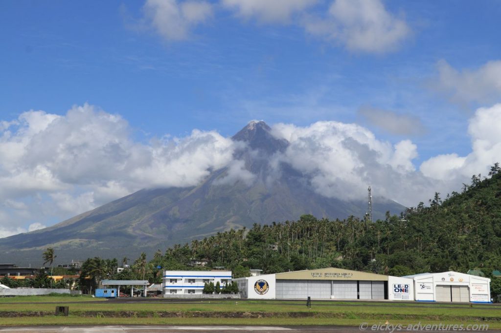 Blick auf den Mount Mayon vom Flughafen in Legazpi