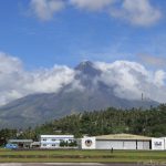 Blick auf den Mount Mayon vom Flughafen in Legazpi