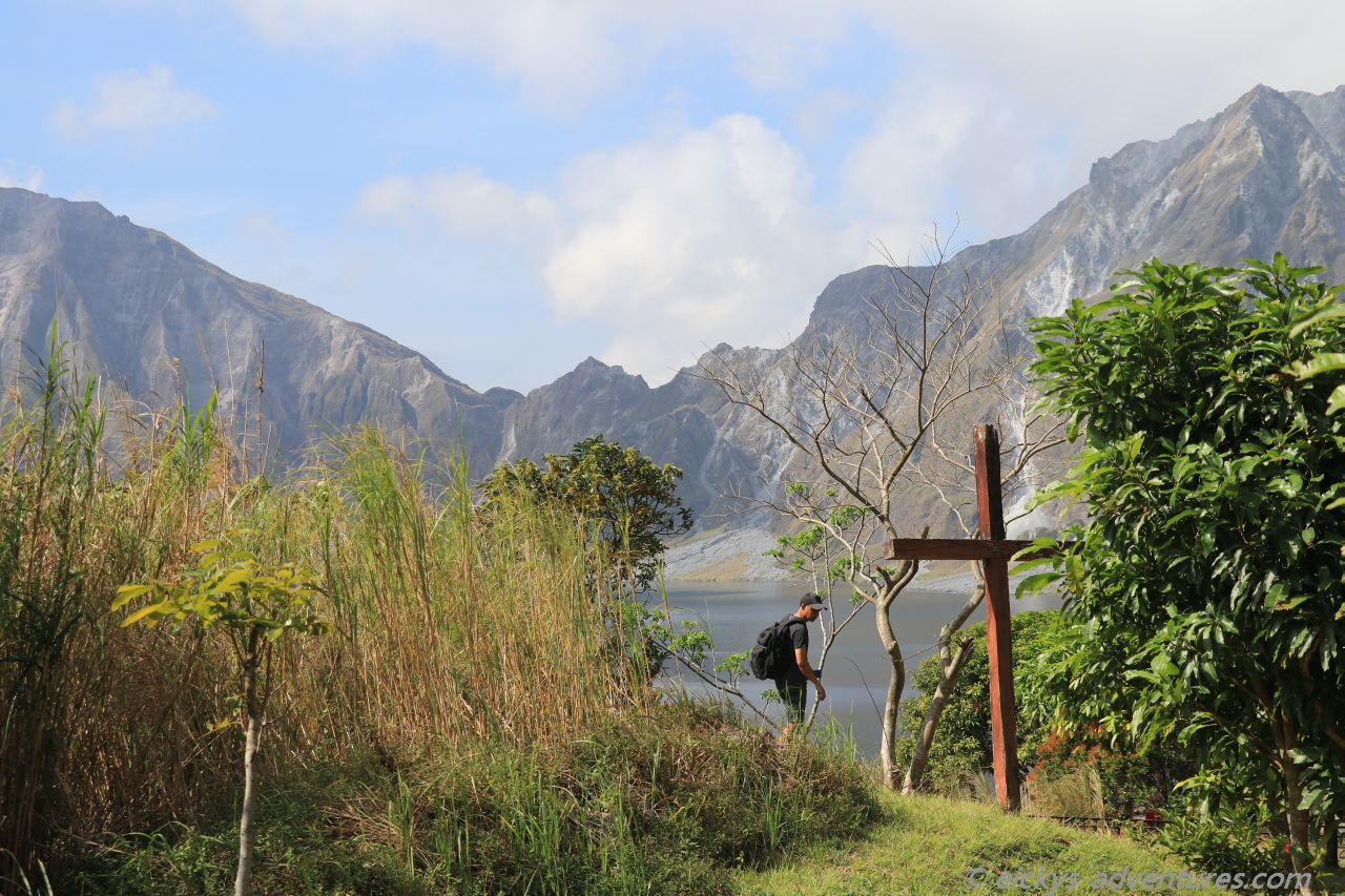 Ziel erreicht: Gipfelkreuz des Mount Pinatubo Ziel erreicht: Gipfelkreuz des Mount Pinatubo